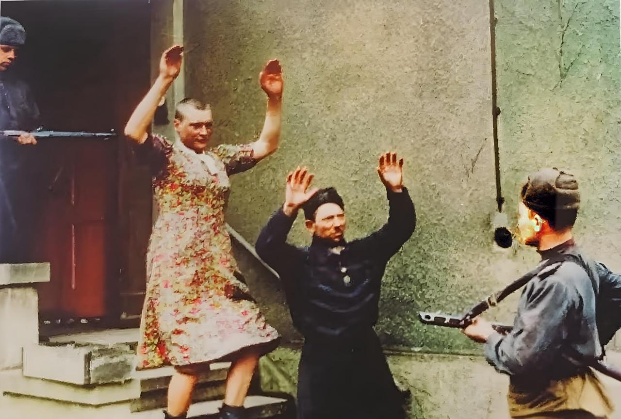 苏军抓捕了两名柏林妇女后……1945年5月初，柏林。纳粹德军在苏联红军的猛烈进
