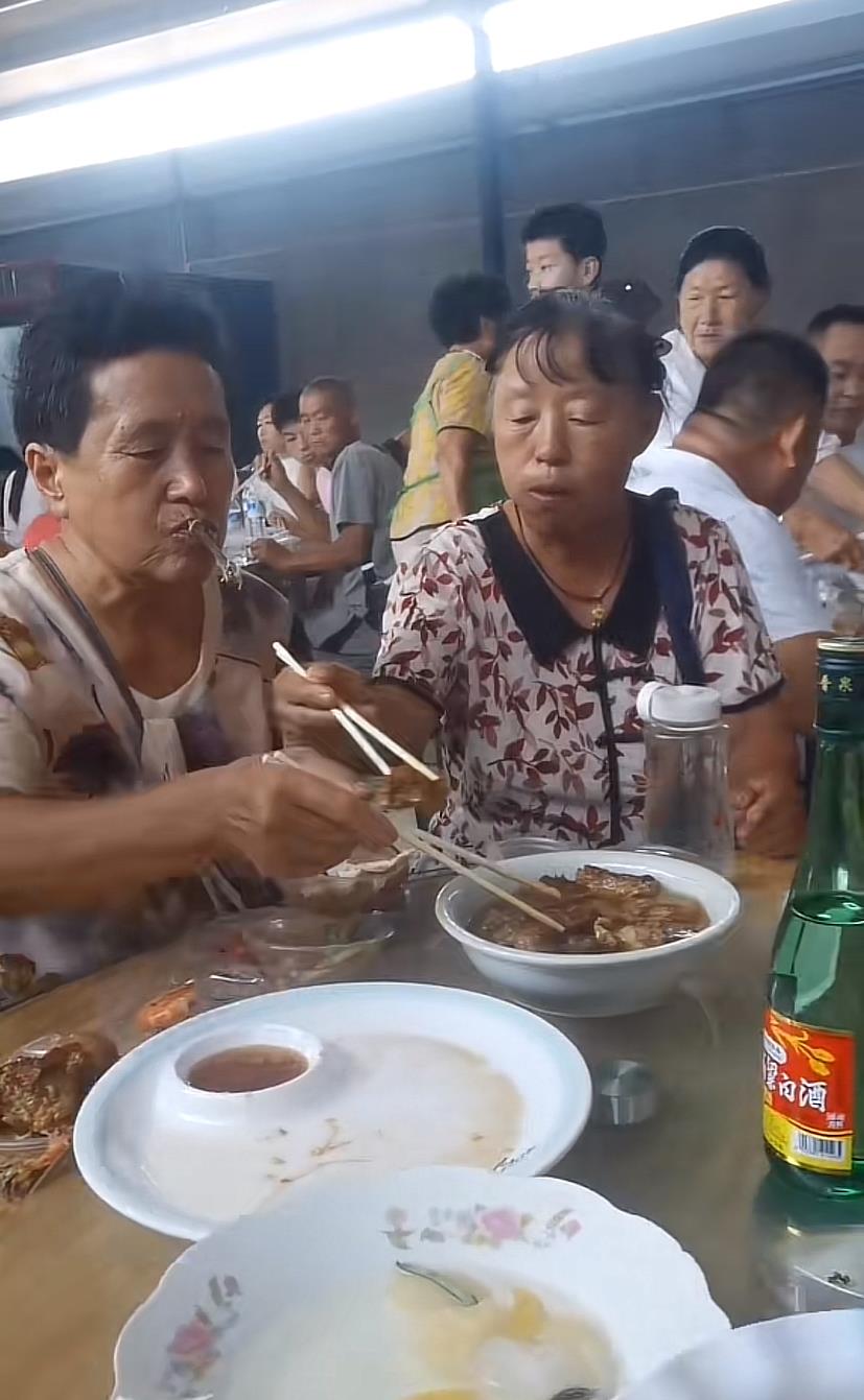 这俩闺蜜能处，老了饿不着。