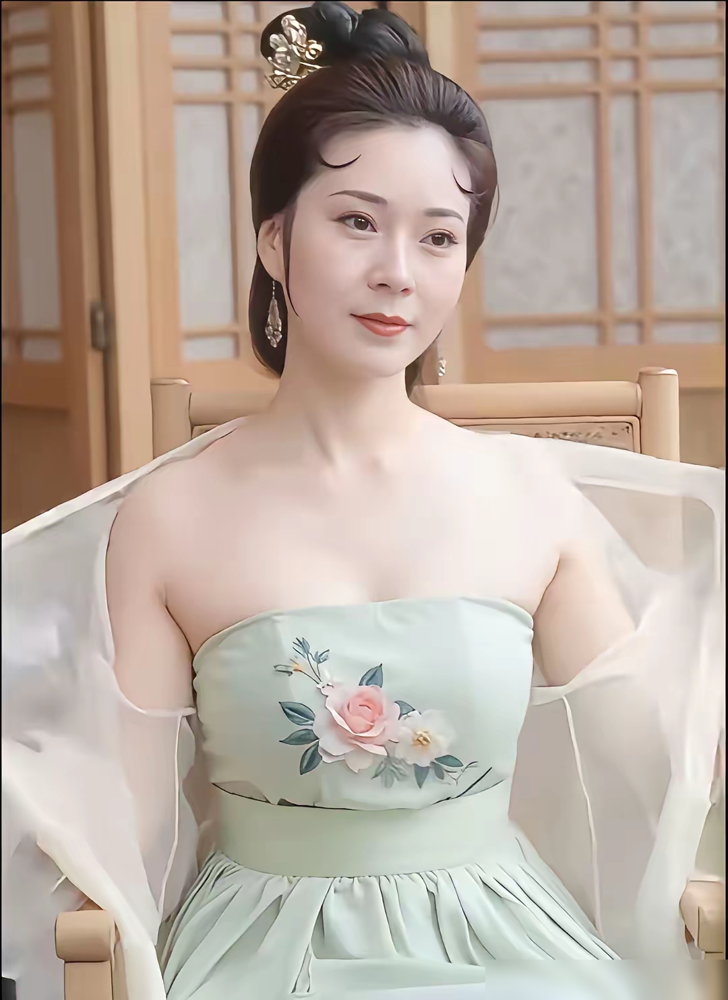 陈妍希自曝为了小龙女，五年没吃一口带盐的菜。张馨予还在晒画，毛晓彤倒是被传要开机了。当年这版《神雕》