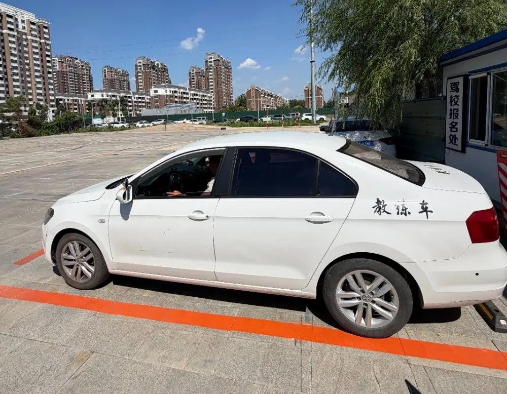职场六则：第一条：领导当众批评你时，千万不要解释：我的错第二条：任何签字文件