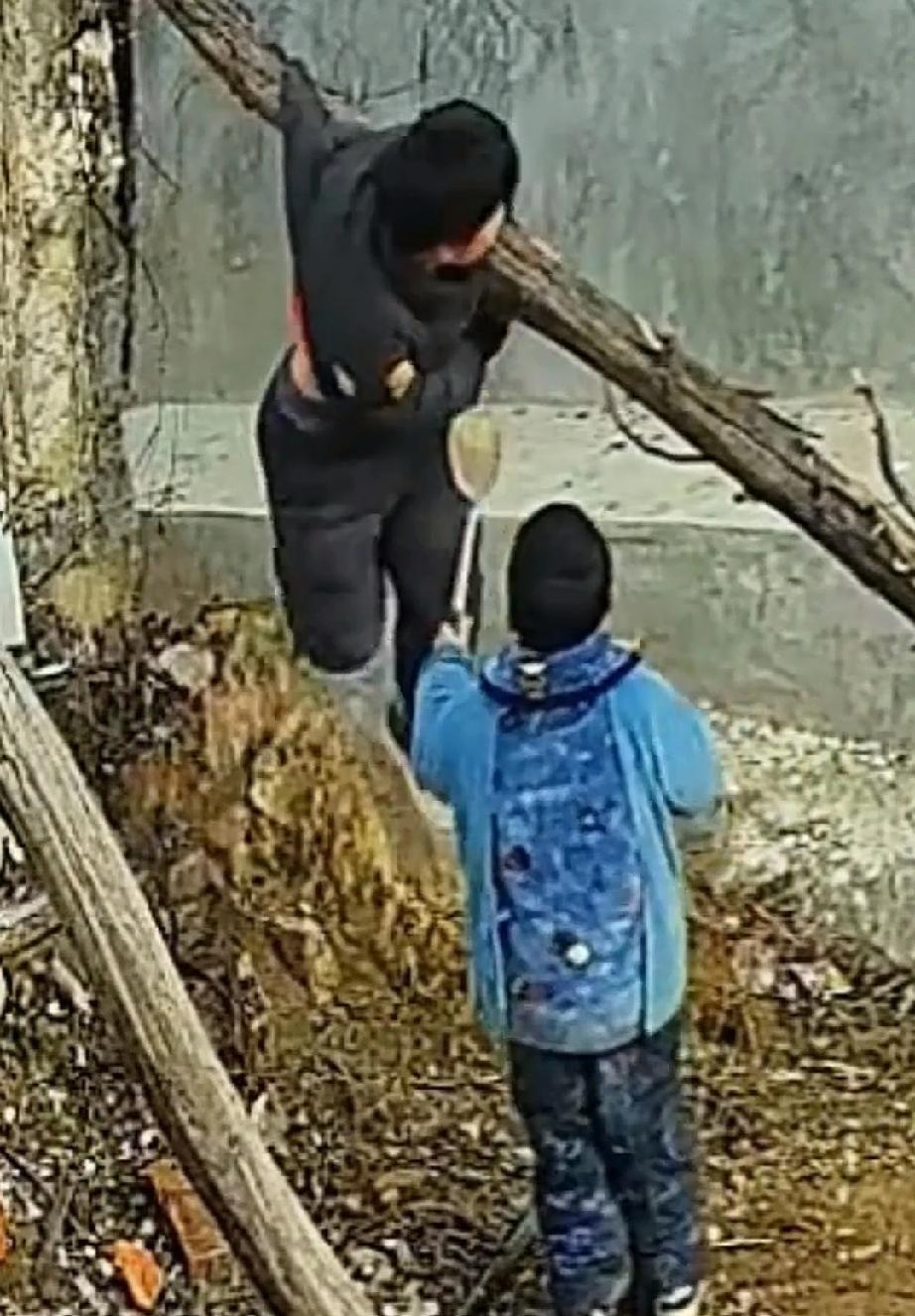 男孩大多数比较淘气，家里面常常会闹得个鸡飞狗跳。1月28日，天气寒冷，湖南娄底两