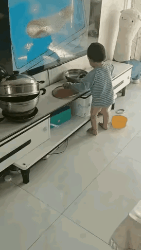 这么小就会颠勺了爸爸是干厨师的吗？[笑着哭]