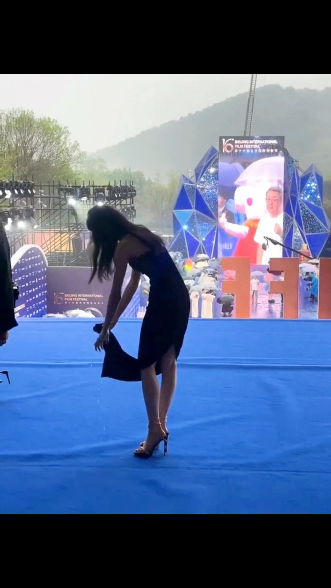 刘浩存走完红毯拧裙子上的水刘浩存刘浩存刘浩存