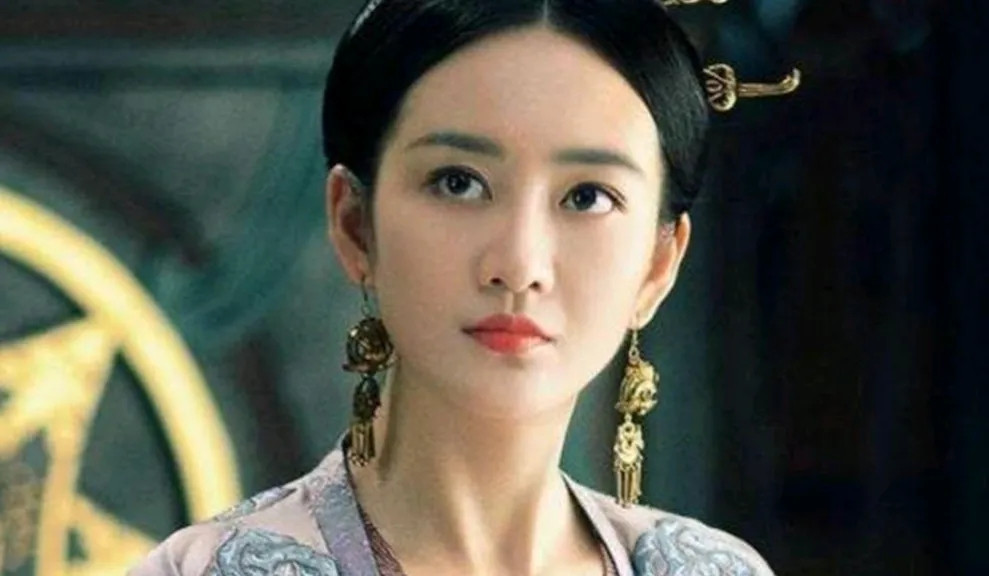 万历年间某夜，名将李成梁新来的小妾，正在房内轻柔地为他洗足。发现李成梁脚底有三颗