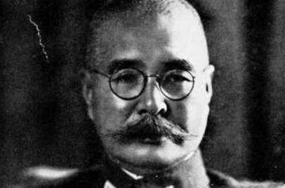 1942年，中国炮兵正在擦拭炮弹，见炮弹受潮，一个炮兵提议：“让我打一炮吧！”这