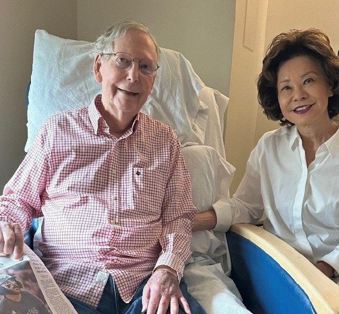 由于米奇麦康奈尔和赵小兰夫妇的辟谣照片用力过猛，看上去太假，美国网友已经开启恶搞