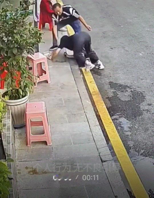 糗大了！湖北，一女子走出自家店铺，拿着一壶水就泼到别人店铺门前，不料女子返回时却