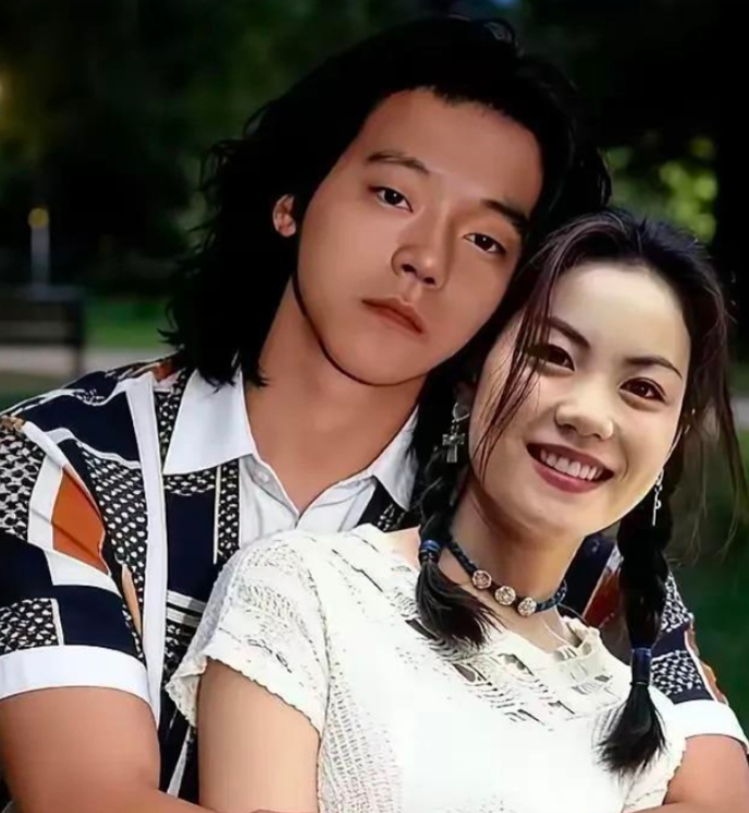 当年王菲还是黑豹键盘手栾树的女友，一次探班，目光落到了主唱窦唯身上。就这一眼，乐队命运彻底转弯。19