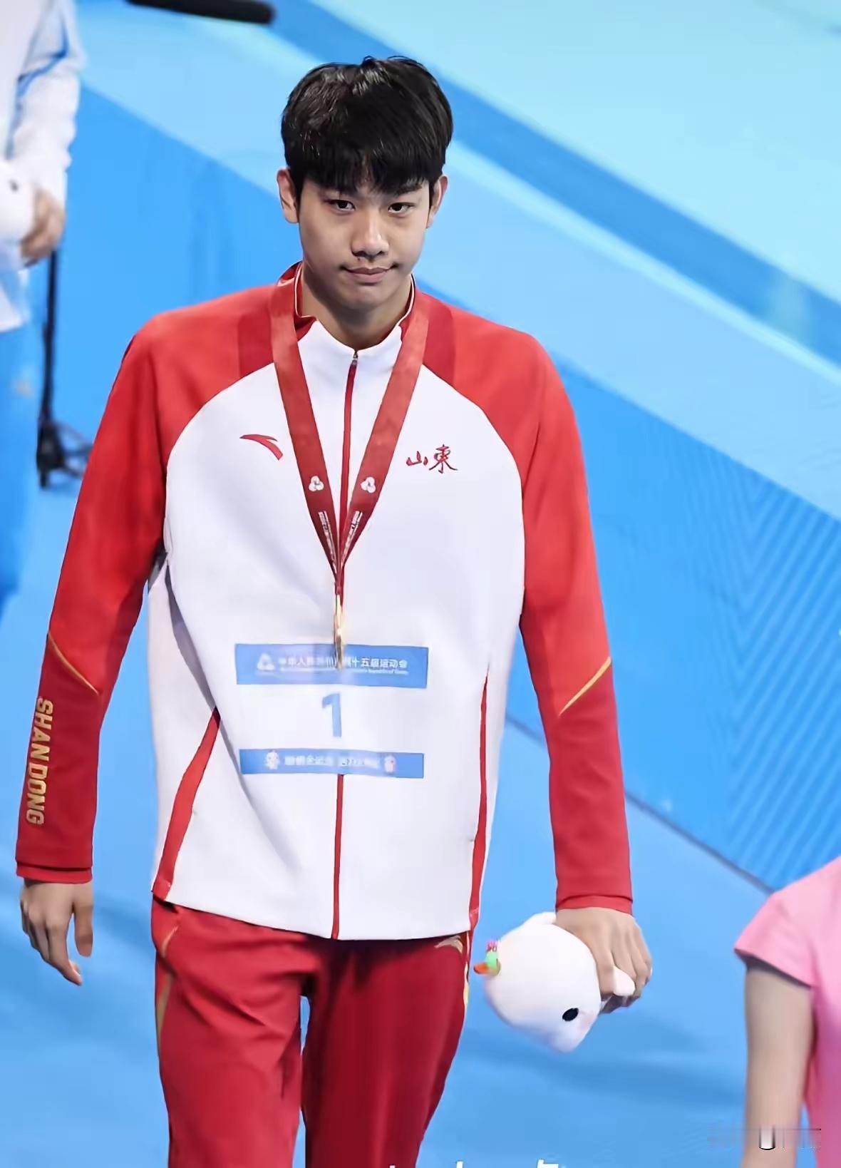 张展硕绝对不开心了，拿下个人全运会第五金后，在巡场过程中，非但看不到一点夺金的喜