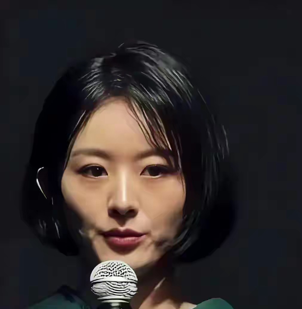 现实的赵丽颖根本没有网上那么年轻。滤镜和精修真是强大，把赵丽颖包装得青春永