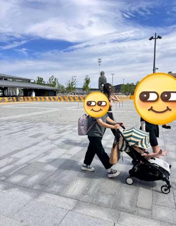 何穗带着孩子去阿那亚游玩，无修照片里皮肤白皙细腻，儿子坐在推车中悠闲地翘着小腿
