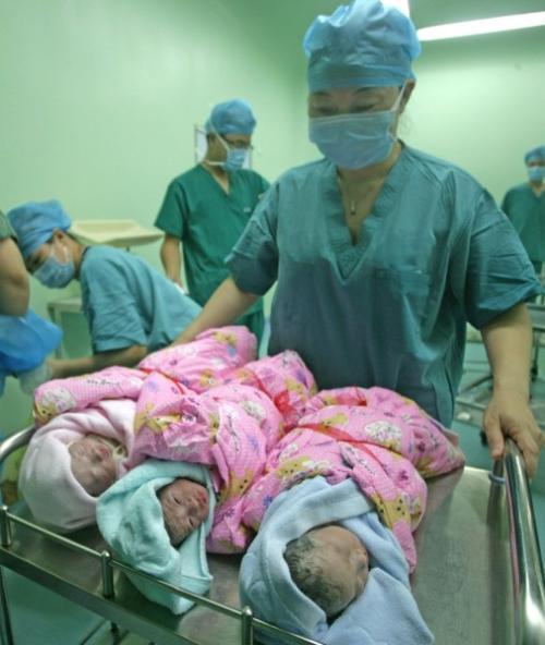 28岁宝妈生二胎, 当孩子出生后, 婆婆对丈夫动起手来!