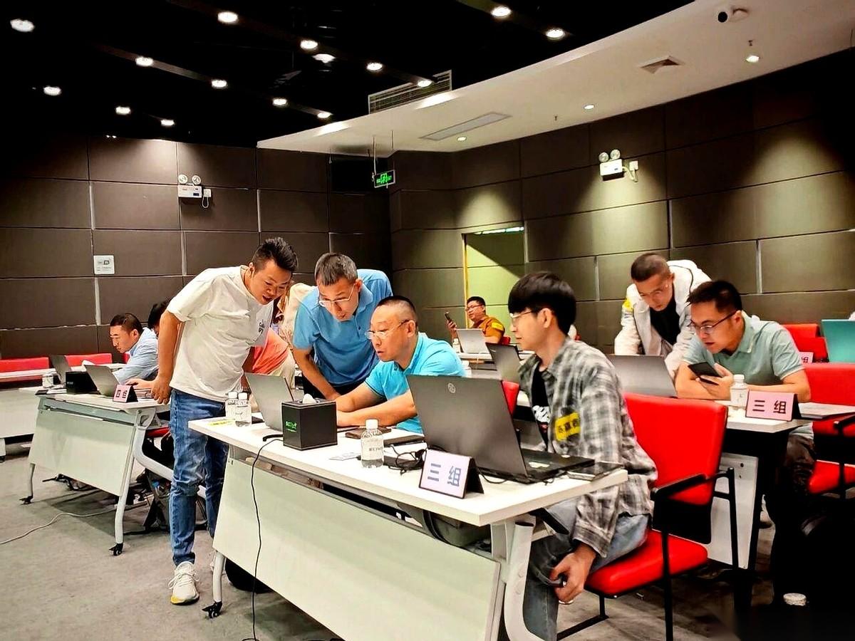 跟几个程序员哥们儿吃饭，聊到一个事儿，差点没把桌子掀了。我说，现在有个平台，号