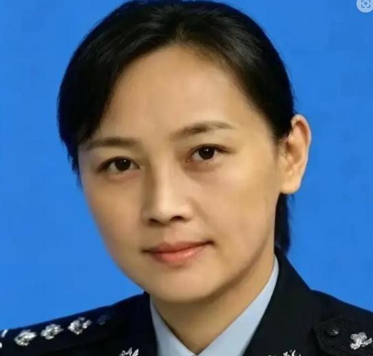 太绝了！9月11日报道，上海闵行一名刑侦女民警下班后，身着便衣在老外街正常遛弯。