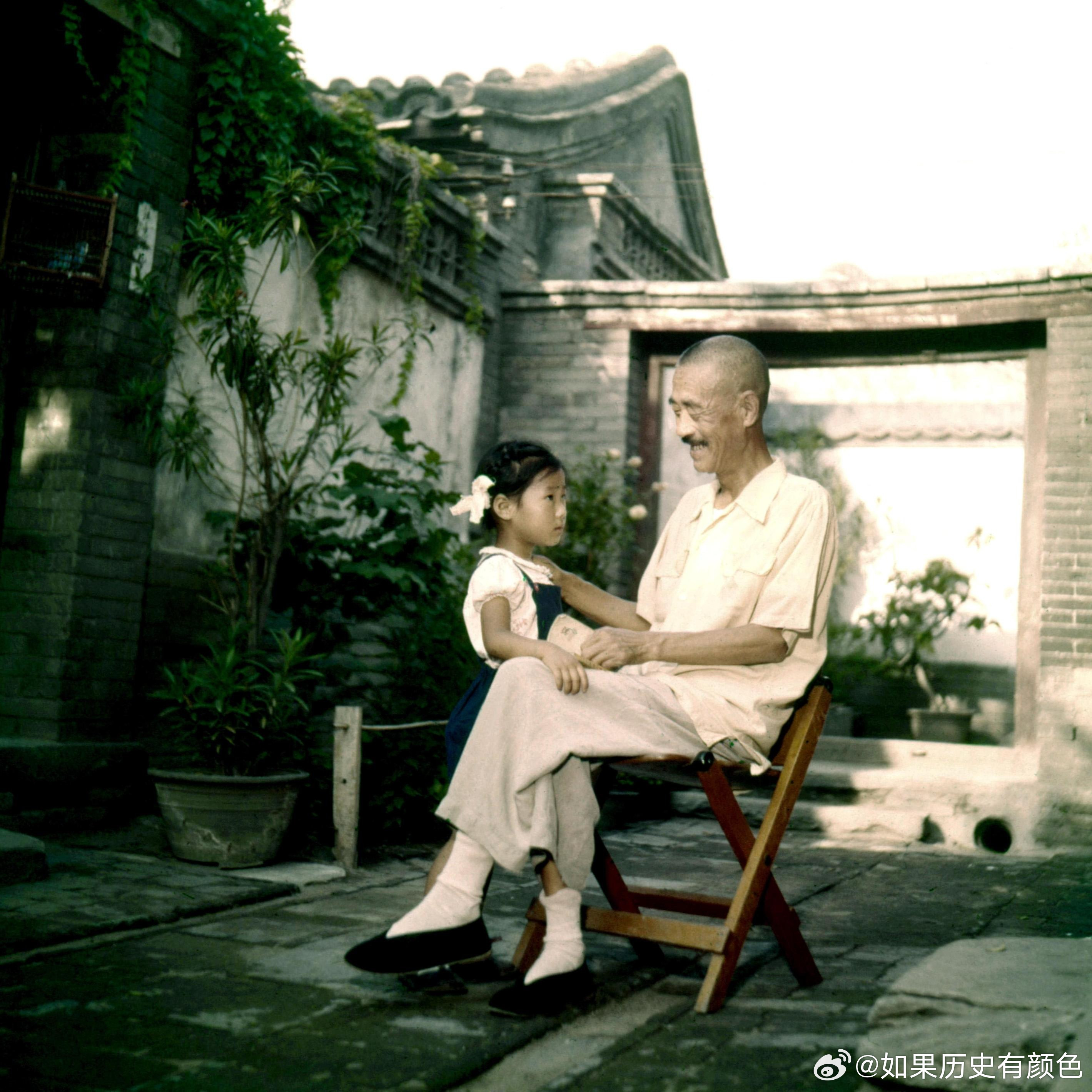 1958，北京，四合院小暑纳凉。摄影钱浩1958,Beijing,sihe