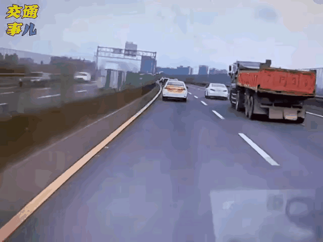 在时候高速上真的要远离大货车，看完这视频才知道什么叫“祸从天降”