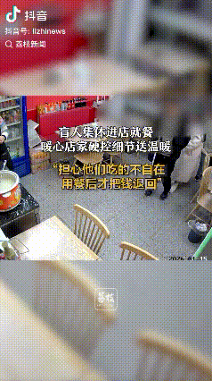 感受到了温暖！江苏南京，一群人手拉着手进店就餐，店家注意到了这个细节，立马就分析