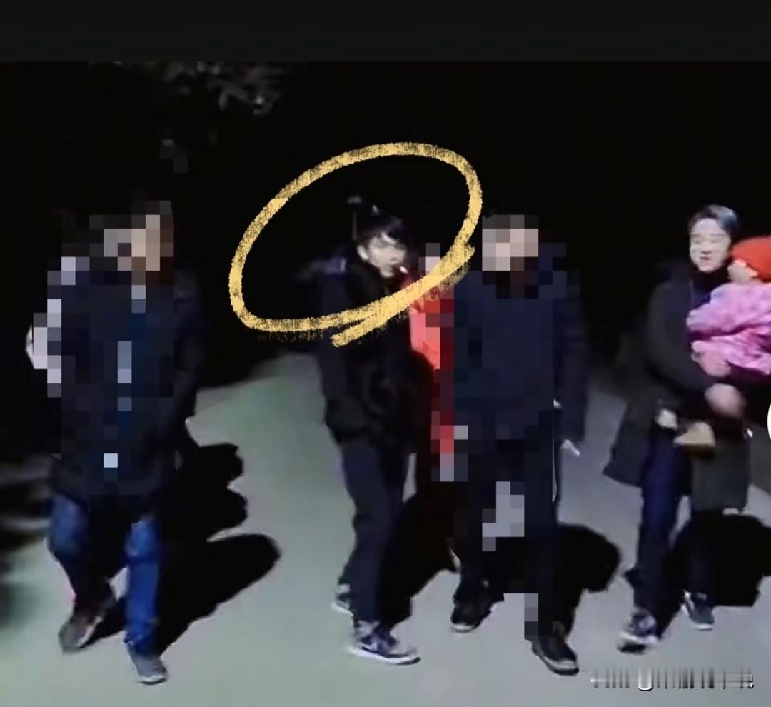 曾某某被抓是因为被害人手指甲中有他的人体组织，而他脖子和后背也存在相应抓痕！这说