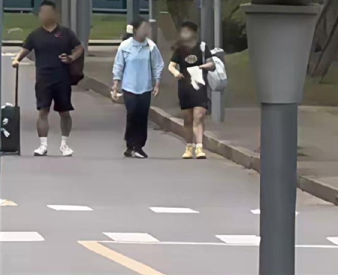 好不容易刷到抓拍画面，莎莎和队医、新的体能教练一同现身训练基地。这里属于封