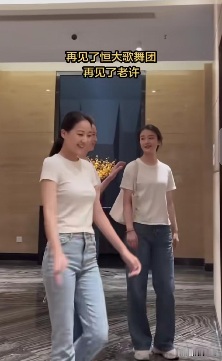 当年老许多风光啊，专门搞个歌舞团当“门面”，接待客户、撑场子，还上过央视春晚。可