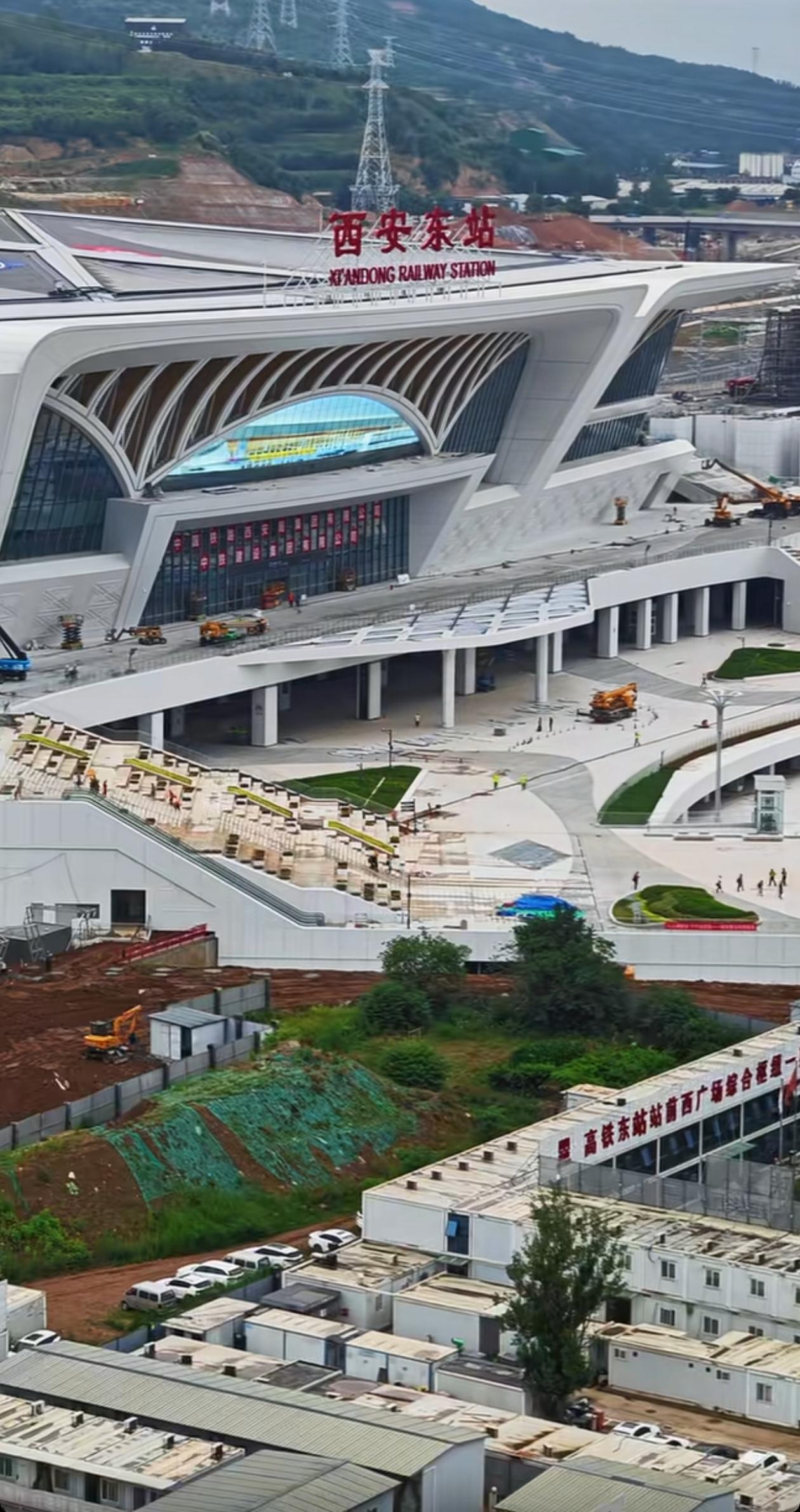 西安东站仍在紧锣密鼓地筹备通车运营。站内环境已变得干净整洁，各类屏幕皆已亮起，吊
