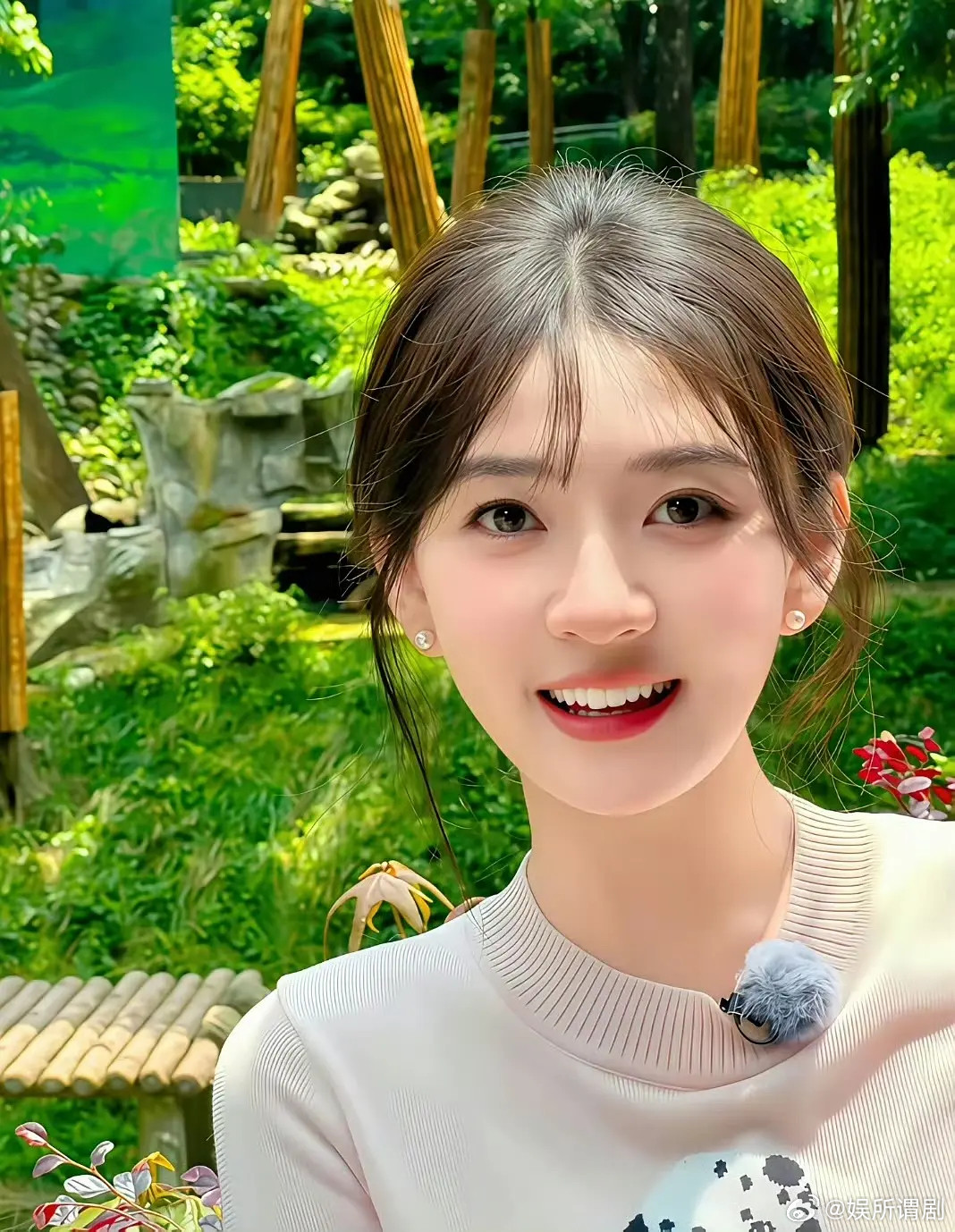 我对梁洁的记忆还停留在蔗园跟杨迪给她拍照的图上甚至是同一个设备拍的，自此对一些锐