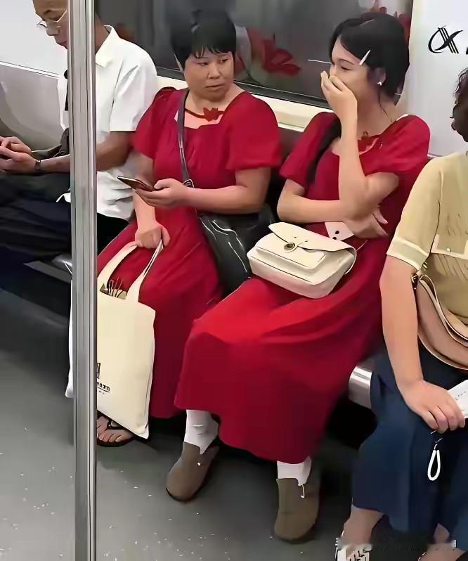 撞衫了，哈哈哈[捂脸哭][捂脸哭][捂脸哭]坐了同一趟车，坐了同一节车厢
