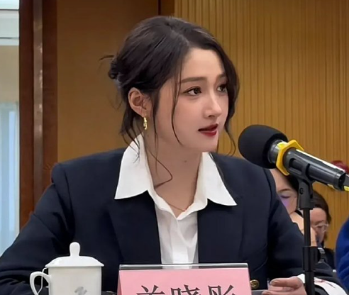 关晓彤真不适合从艺，适合从政，她穿这身衣服比任何红毯造型都好看，妆容干净利落，一