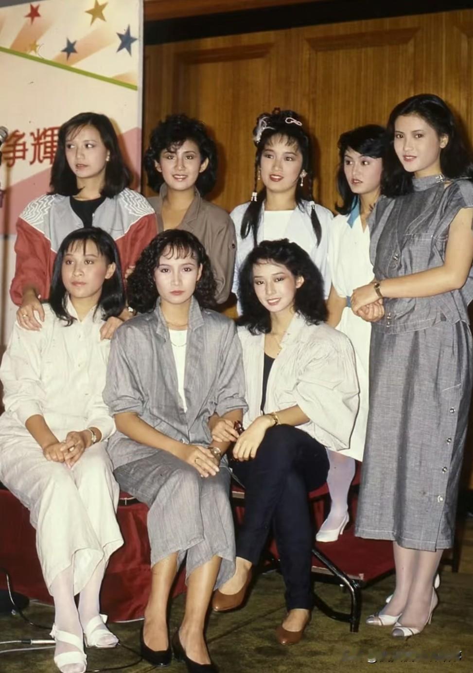 TVB当年的“翡翠八美”合影图，蓝洁瑛最出众，一眼望去惊艳感拉满；曾华倩、毛舜筠