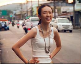 2003年，张国立的儿子张默，在中戏门口殴打女友童瑶，18岁的童谣被打到跪地求饶