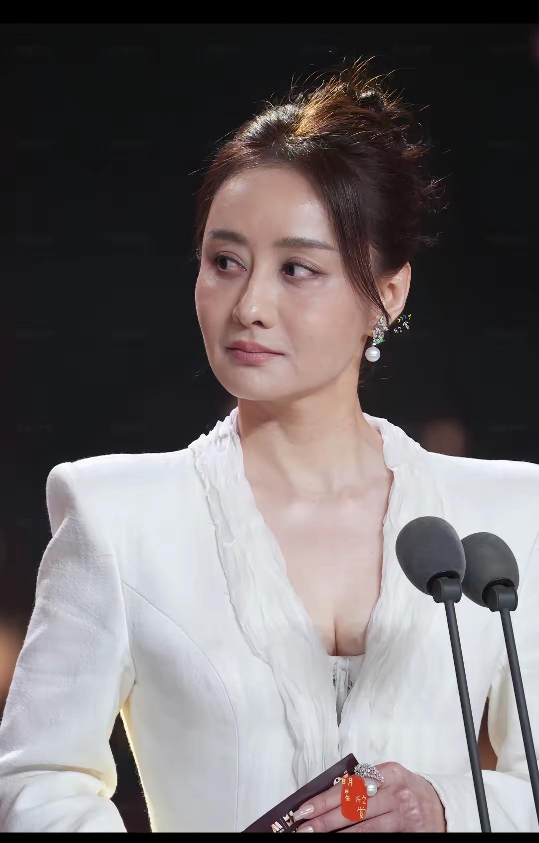 现在的陈德容，面相看起来更让人喜欢不起来，一看就很不容易相处的感觉！老实说，年