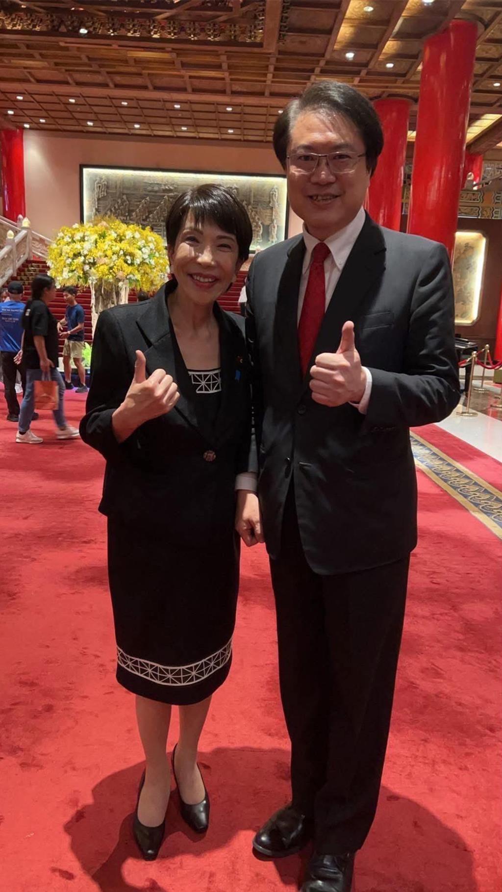 高市早苗当选日本自民党总裁，岛内绿蛙蟾蜍急晒合照。林右昌晒照表示：今年两人在圆
