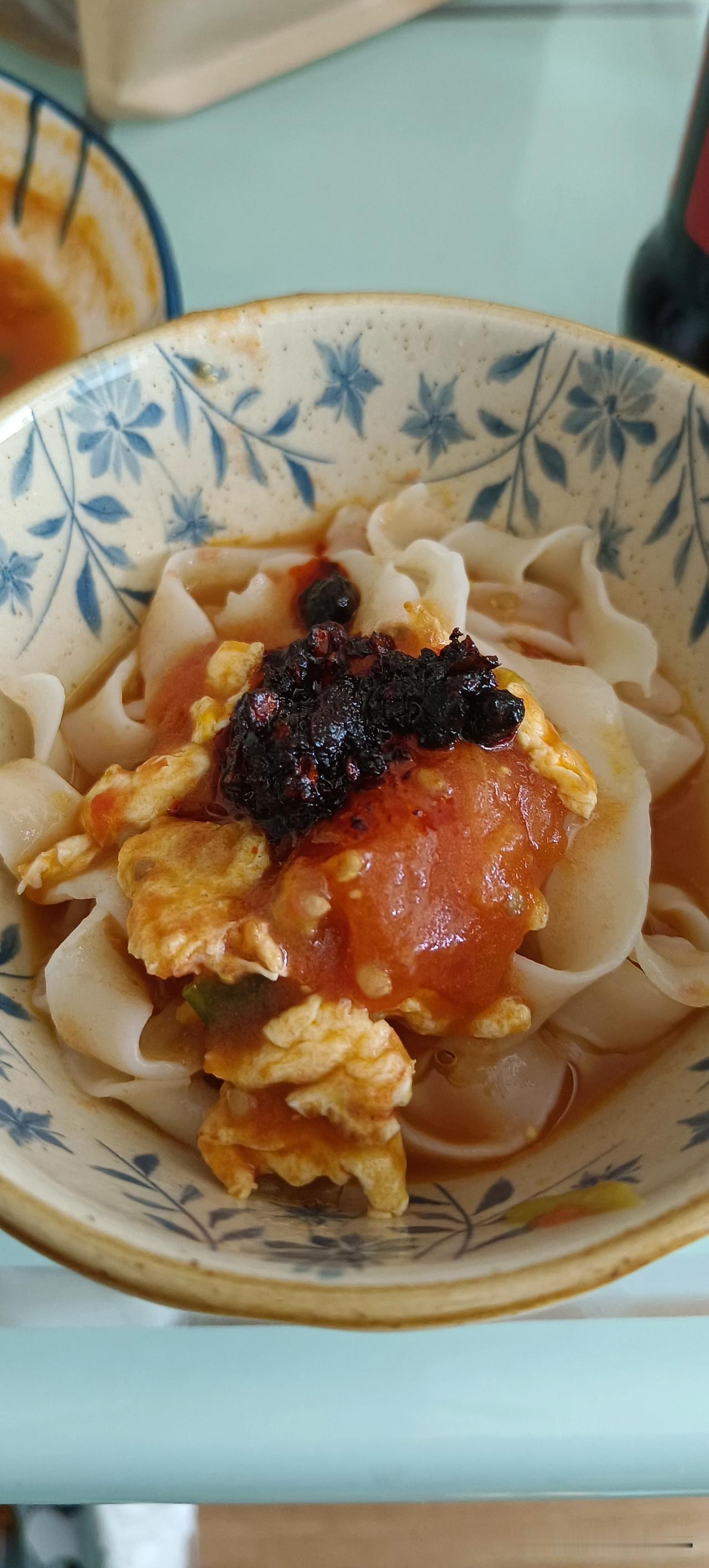 晚上本来不想吃饭的，只因为买了两个碗，特别喜欢，所以煮了个面条放了一点中午剩的西