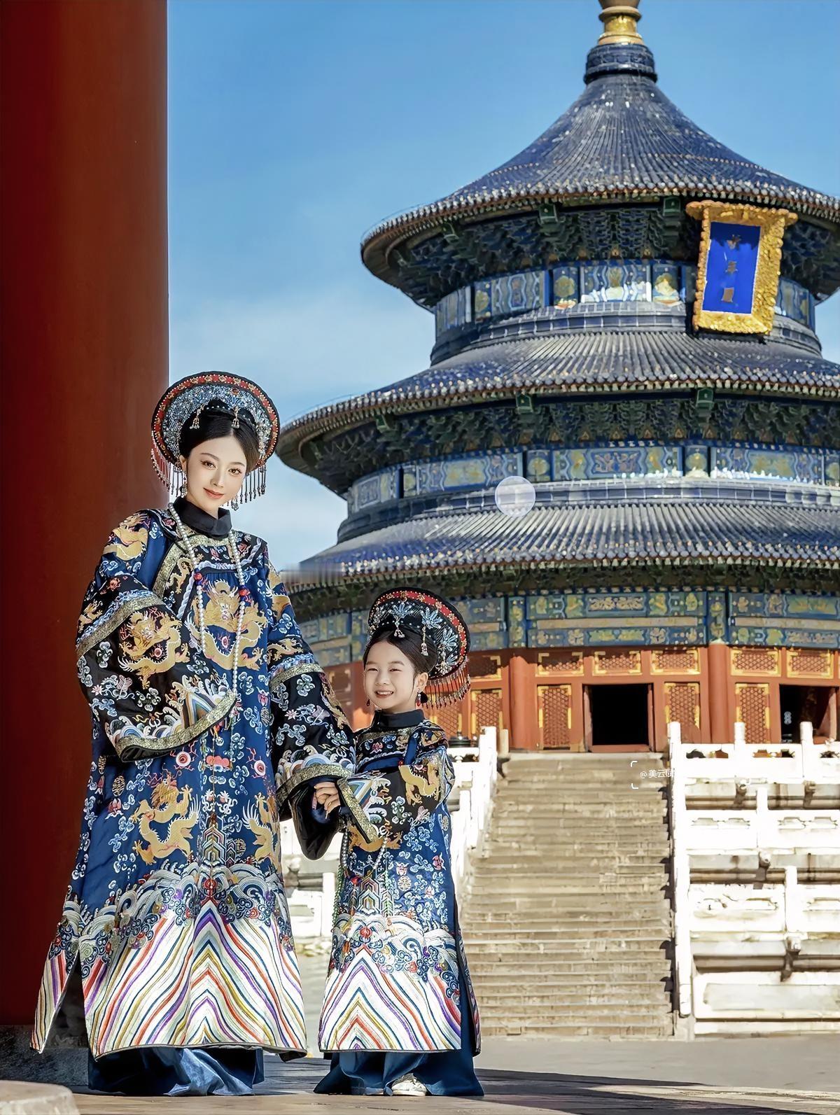 说怕挡路，反手就把明制汉服摊全拆了，转头却给清宫装租衣点挂“文物展示”招