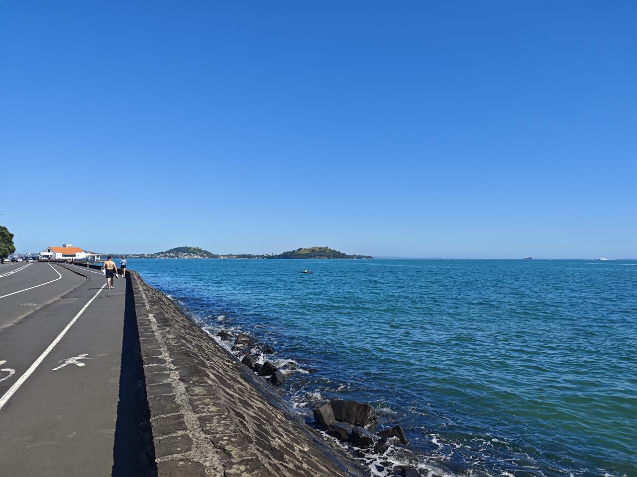 周末的奥克兰人昨天我们来到市中区，沿着海边走走，感受一下奥克兰人的周末生活…