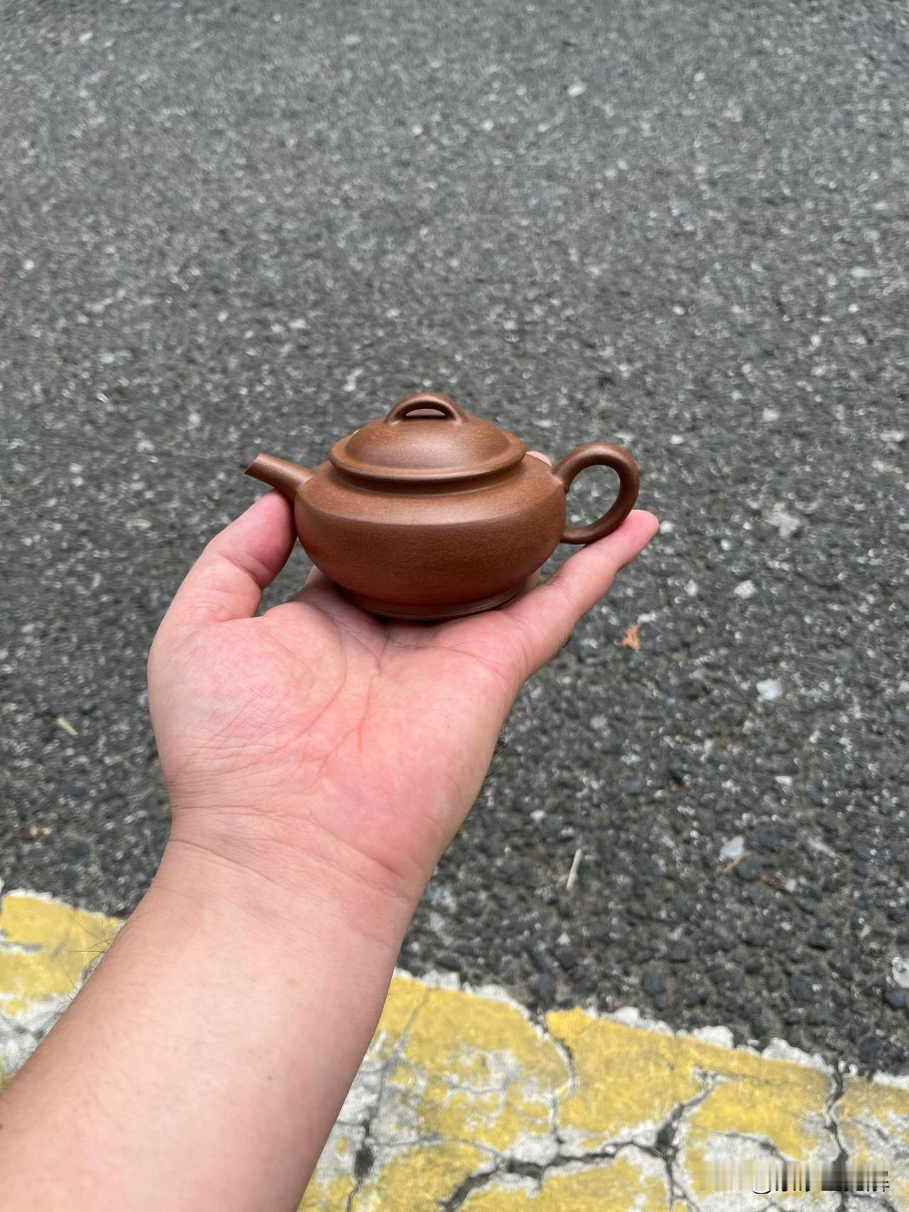 婉灯壶｜把一盏灯，收进一把壶婉灯壶，又名灯笼壶，属紫砂圆器经典。它以“灯”为形