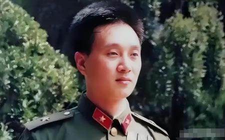 1979年，一名参军52天的炊事班新兵，接连炸毁越军3个地堡，师长一拍桌子说，制