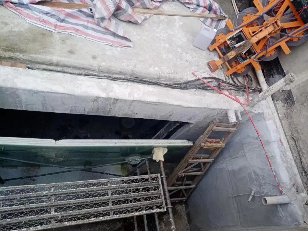 装修工安装1500斤玻璃时被压身亡, 多方回应→