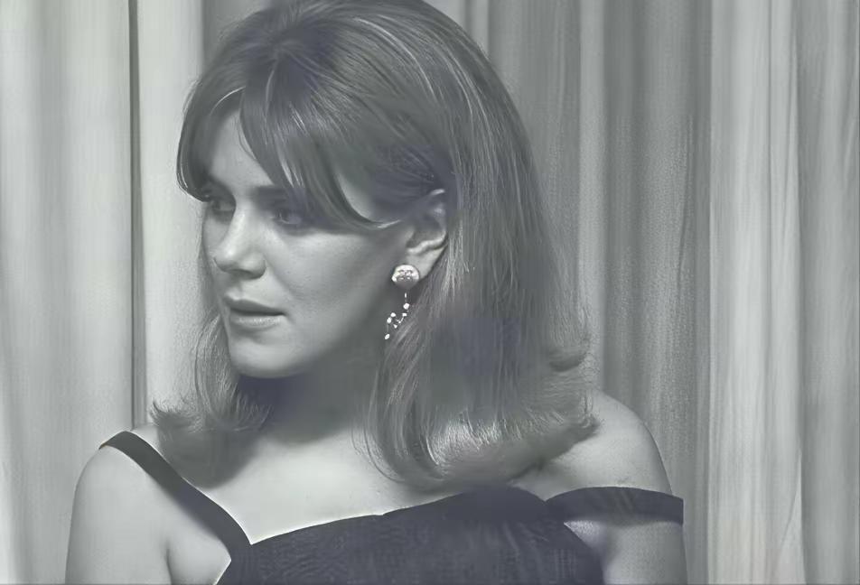 年轻时的卡米拉，颜值确实不错，难怪能让查尔斯念念不忘精致的五官，优雅的举止，超