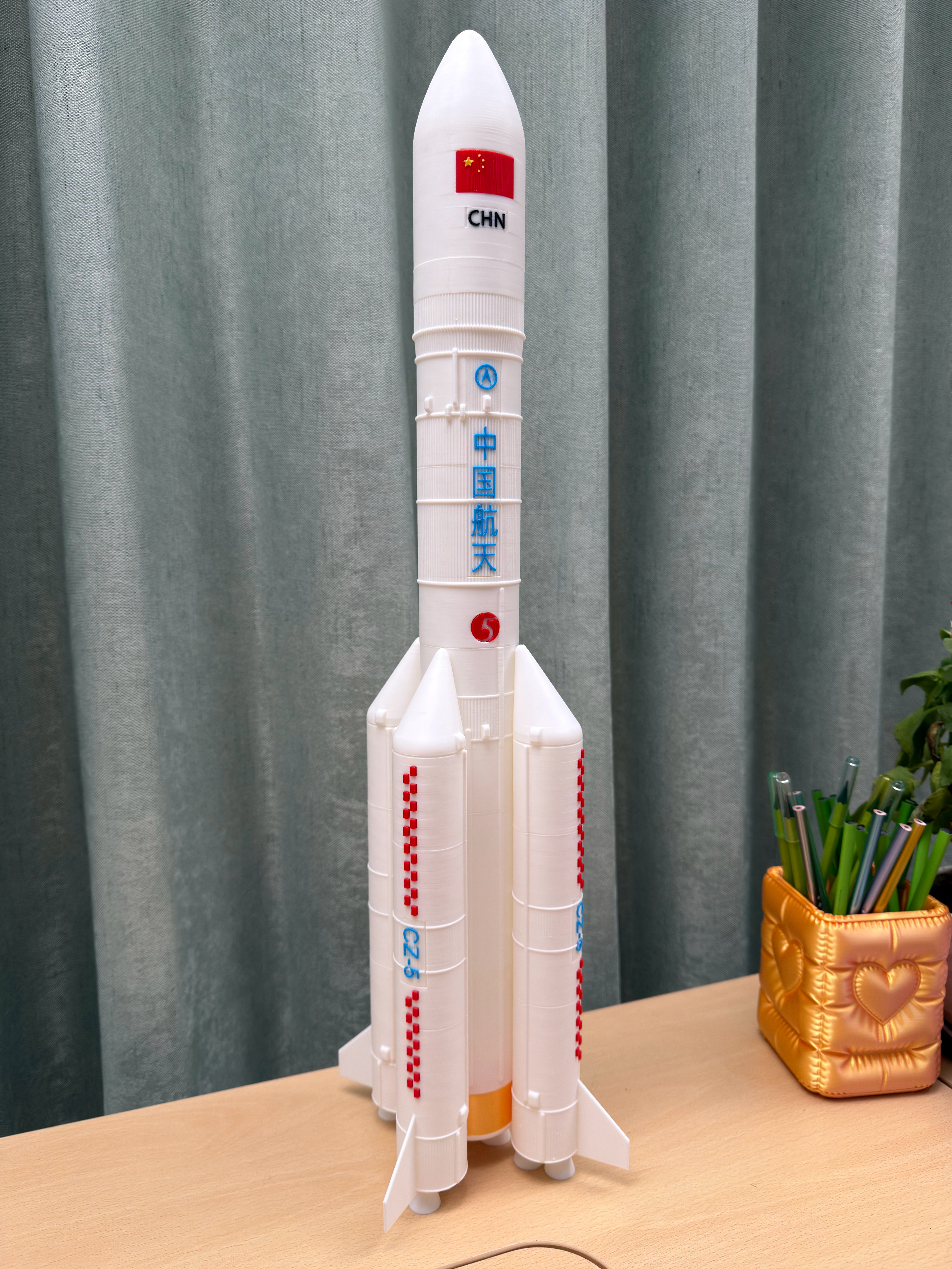 3d打印了个我国现役最大火箭长征5号，感觉1:200有点小，就放大到1:100