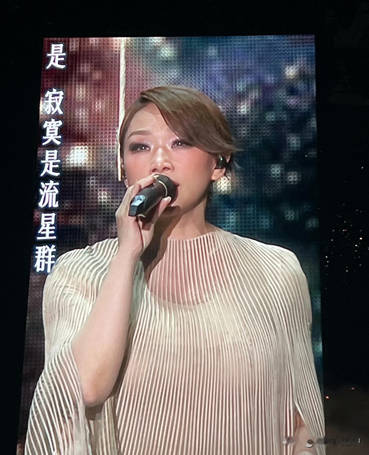 林忆莲演唱会体验，先抑后扬的观感太真实了开场暴击：冷门歌单引发全场沉默开场