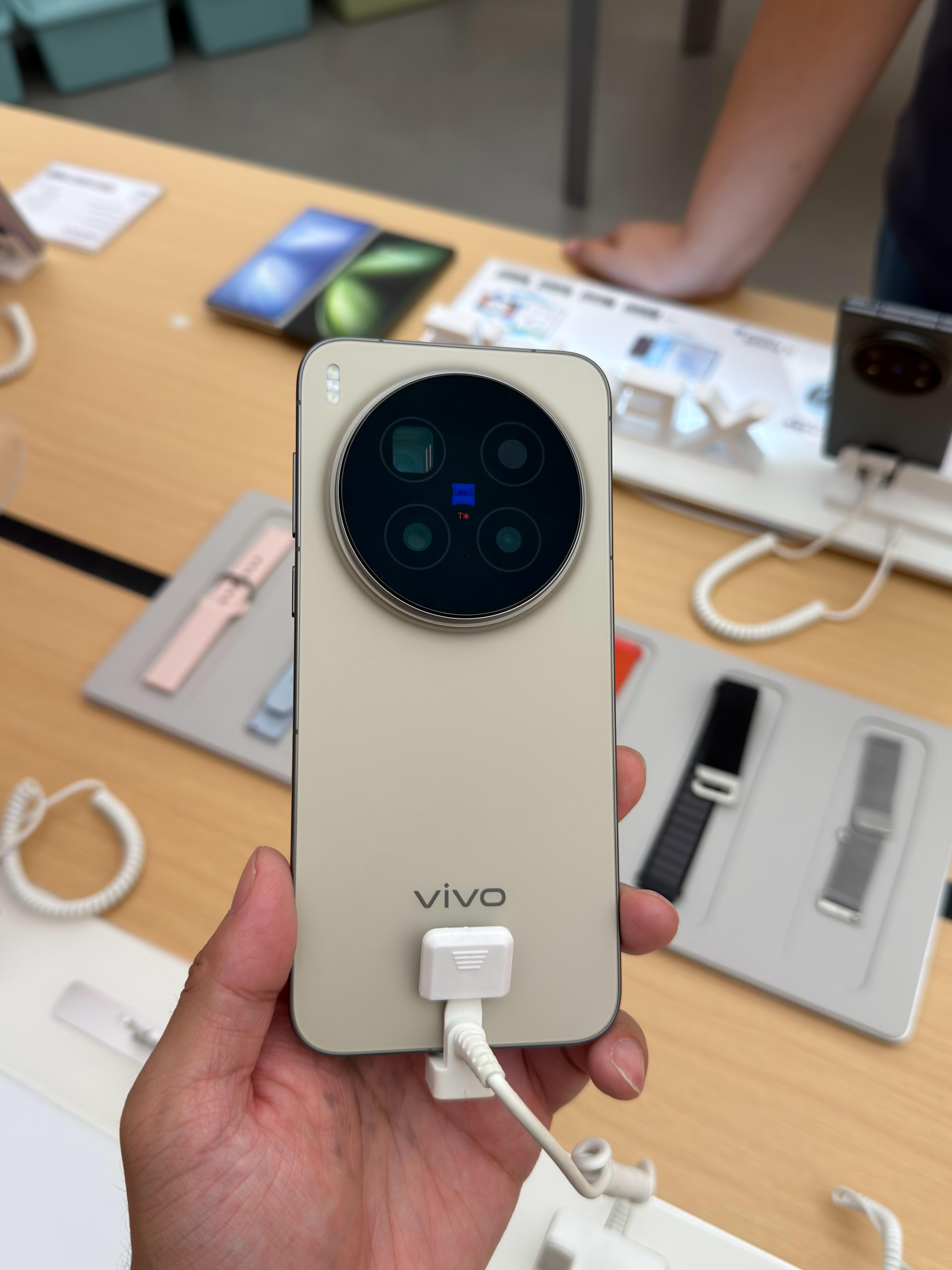 vivoX300Pro展示机都摆店里了啊？蓝厂线下线上这个预热节奏，让我感