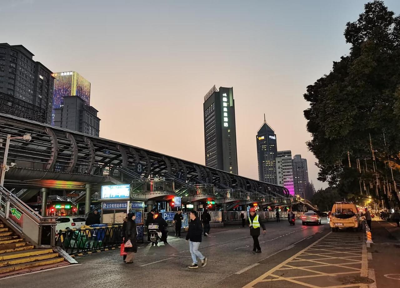 合肥市府广场的天桥，真的说再见了陪伴合肥人民近二十年的市府广场公交天桥，这次真