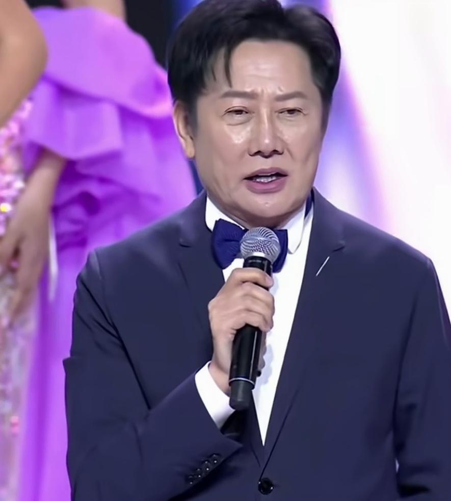 近日，在泰国举办的环球小姐大赛中，祸从口出的赛事总监纳瓦，当众向选手们鞠躬致歉，