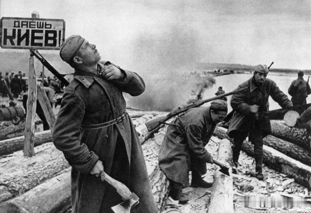 1943年11月6日，苏联军队成功收复被德三军队占领778天的基辅。为了庆祝