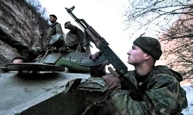 无人机绞肉场：俄乌冲突2025年俄军伤亡41.5万，人口危机吞噬俄罗斯未来