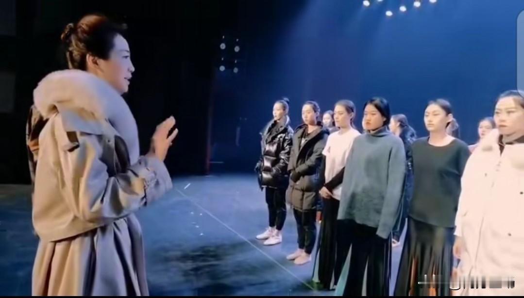恒大歌舞团团长白珊珊，确实是天生丽质，刷到她给团里成员培训视频，站在人群里好有气