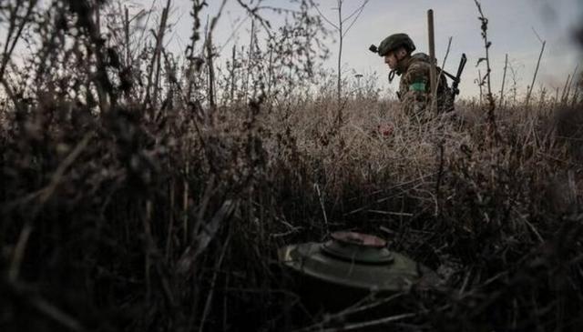 欧洲东部突然炸出大新闻，五个挨着俄罗斯的国家，像是提前约好了一样，齐刷刷按下“退