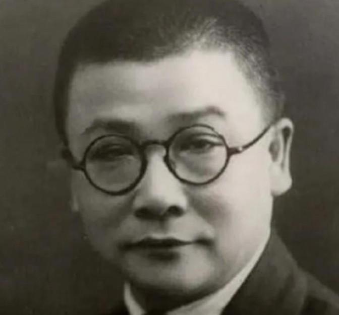1950年，三野副司令粟裕进京公干，偶遇情报部部长李克农。李部长跑着上前，问：“
