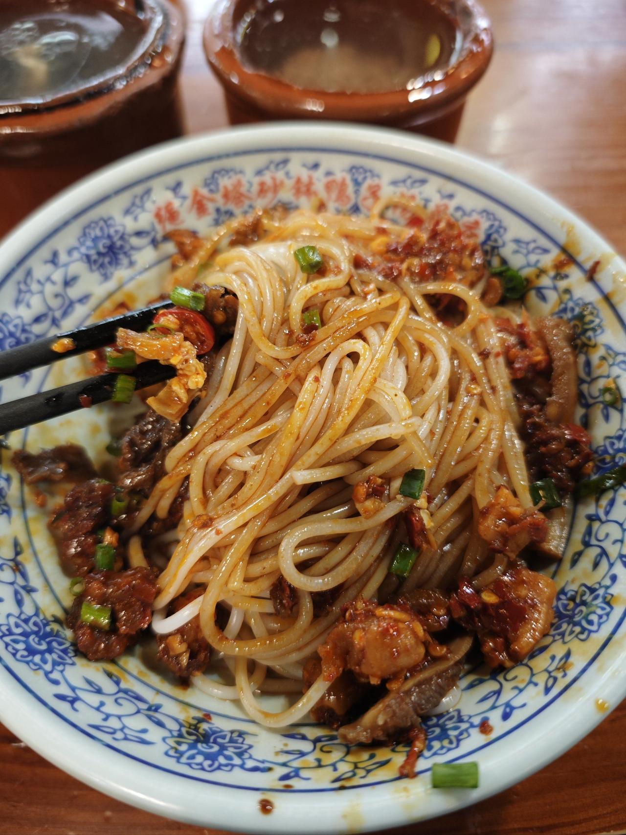 江西南昌美食，特色小吃一站式打卡攻略！南昌小吃美食推荐：1、南昌拌粉+瓦罐
